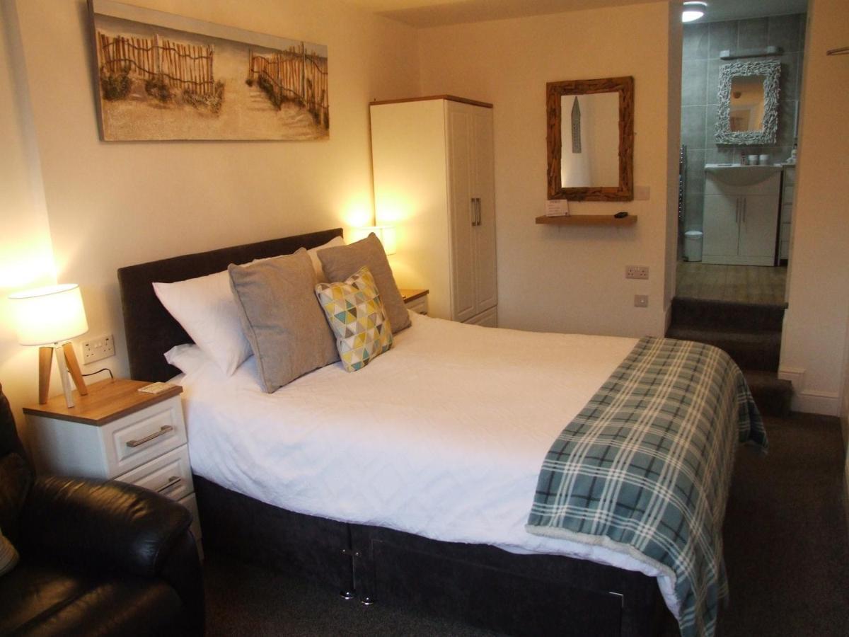 Coach Guest House Тенбі Екстер'єр фото
