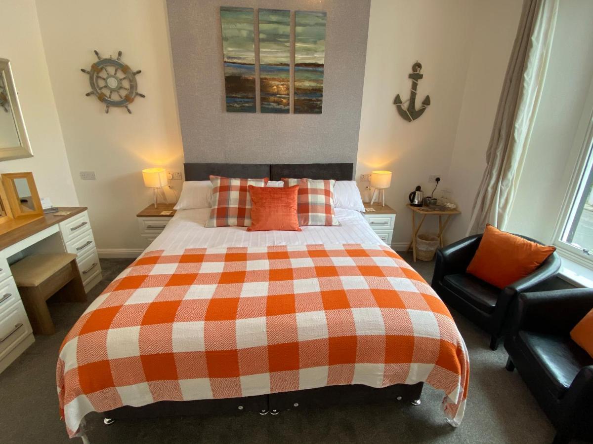 Coach Guest House Тенбі Екстер'єр фото