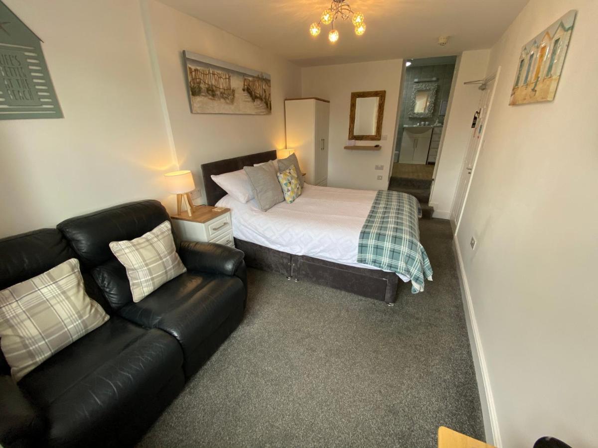 Coach Guest House Тенбі Екстер'єр фото