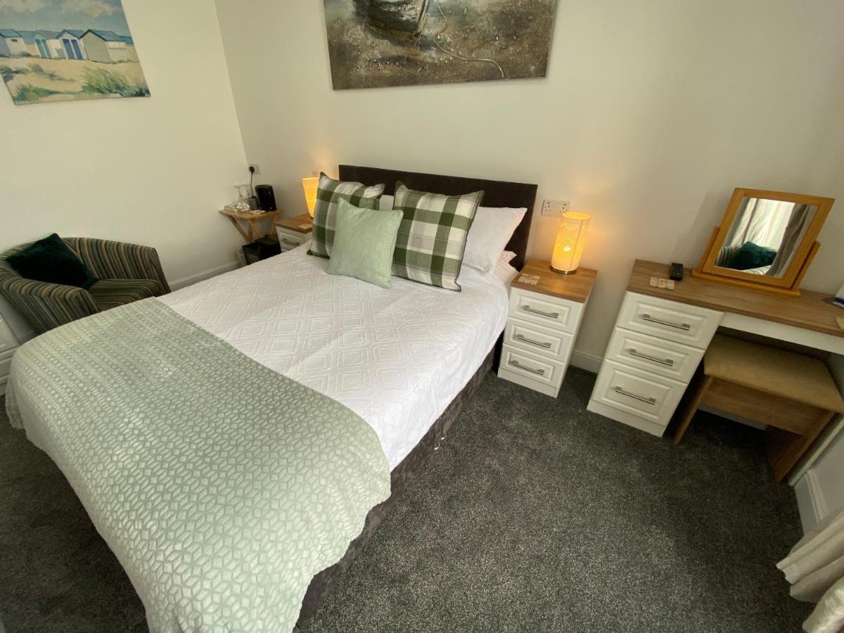 Coach Guest House Тенбі Екстер'єр фото